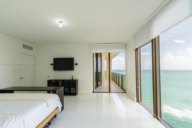 Building Photo - 16275 Collins Ave