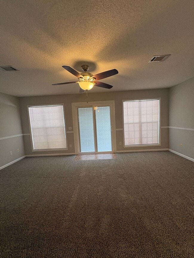 Building Photo - Dunwoody Townhomes!  NEW CARPET!!  PAINT!  NEW WASHER/DRYER