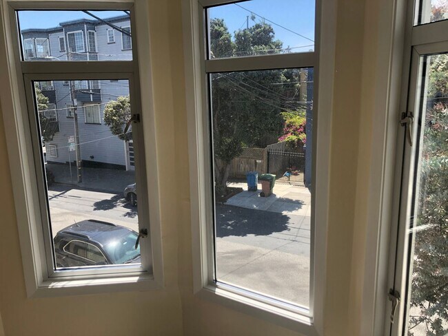 Building Photo - Remodeled top floor rent controlled apartm...