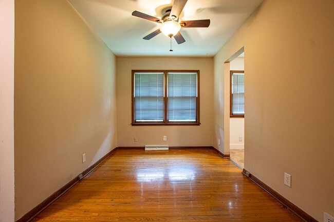 Building Photo - 2 Bedroom / 1 Bath Duplex off 36th and New...