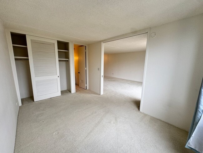 Building Photo - 2 bed, 2 bath, 1 parking condo in the hear...