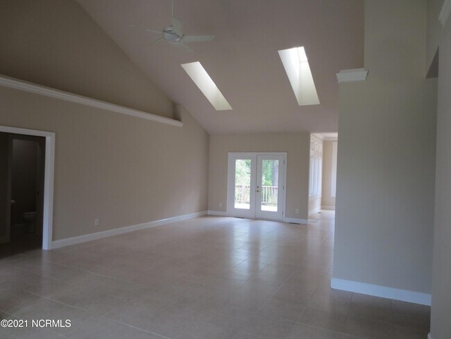 Building Photo - 8 Country Club Blvd