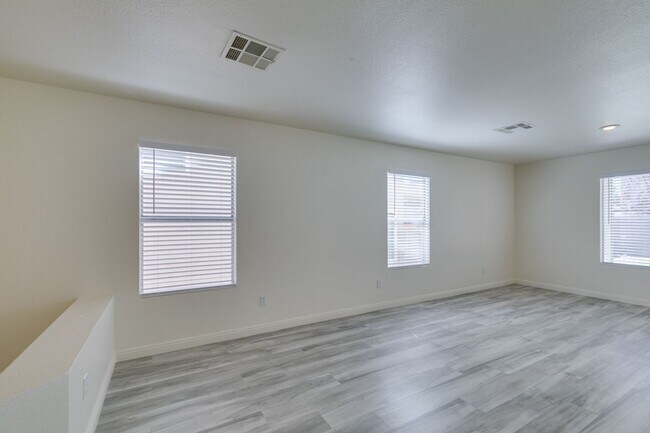 Building Photo - Stunning 4 bedroom, 2.5 bathroom
