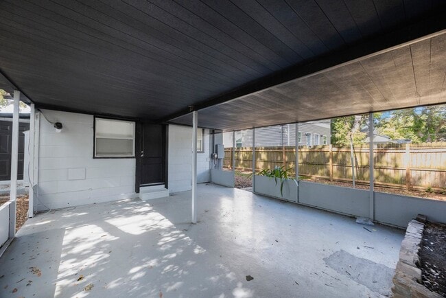 Building Photo - Spacious 2bdrm/1bath home with detached ga...