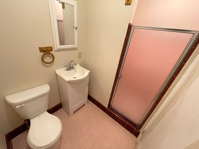 Building Photo - Charming 1 bedroom available in Woodlawn T...