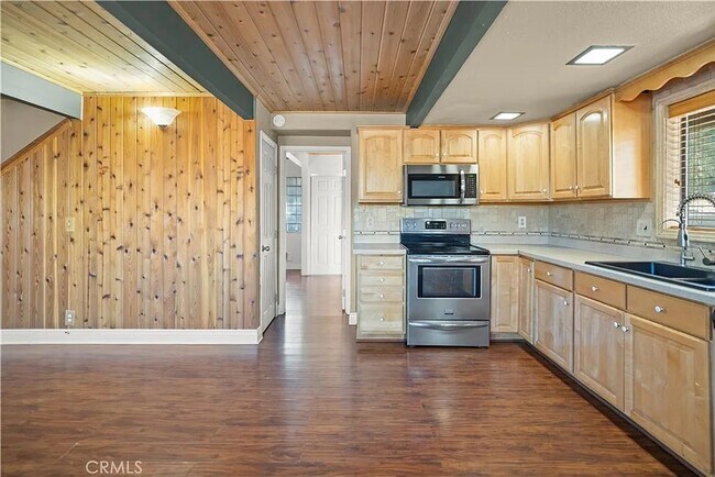 Building Photo - Charming 4BR Home with Mountain Views