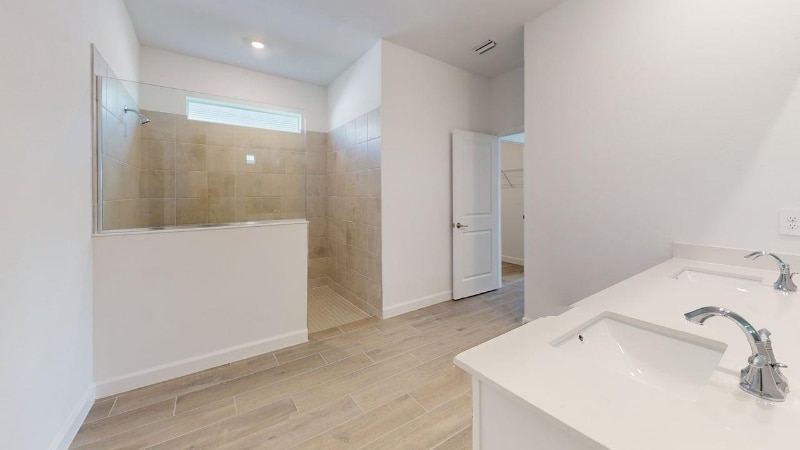 Building Photo - 7949 Lakes Edge Ln