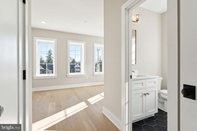 Building Photo - 347 E Gorgas Ln