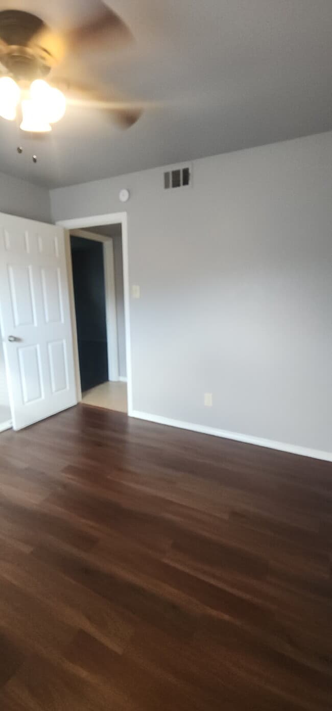 Building Photo - Charming 2 Bed/ 1 Bath Duplex with a Garag...