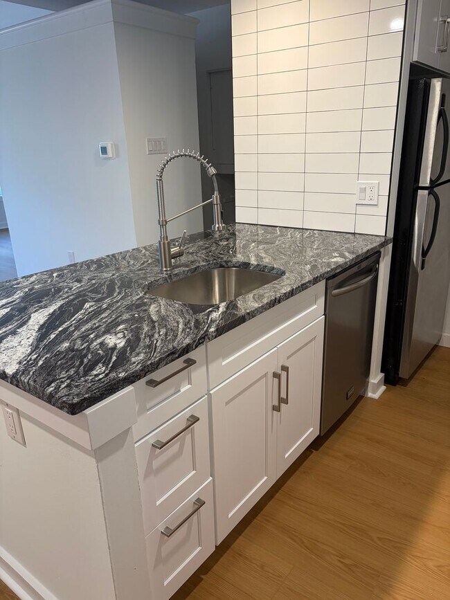 Building Photo - Welcome to Urban Elegance in the Heart of ...