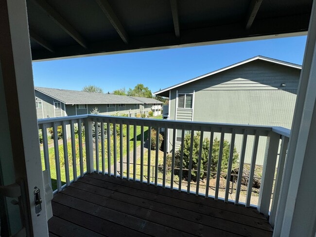 Building Photo - 2 Bedroom Upstairs apartment For Rent Loca...