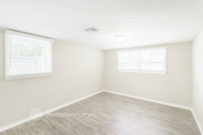 Building Photo - 9449 Park Lake Dr