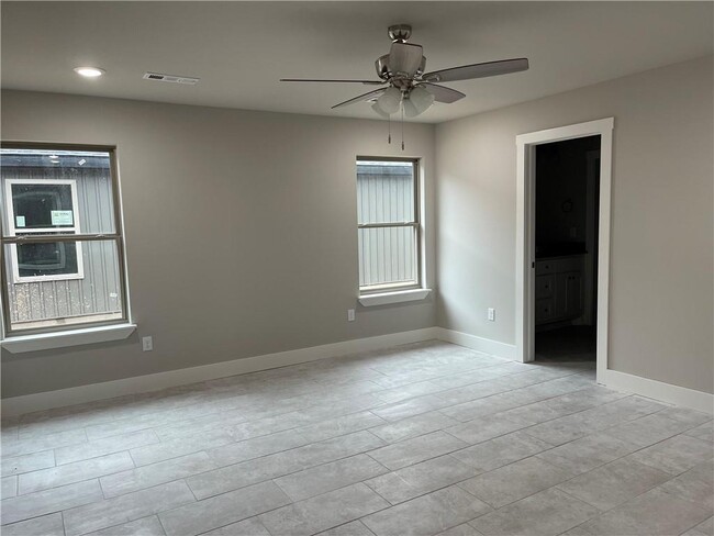 Building Photo - 505 S Collins Ave