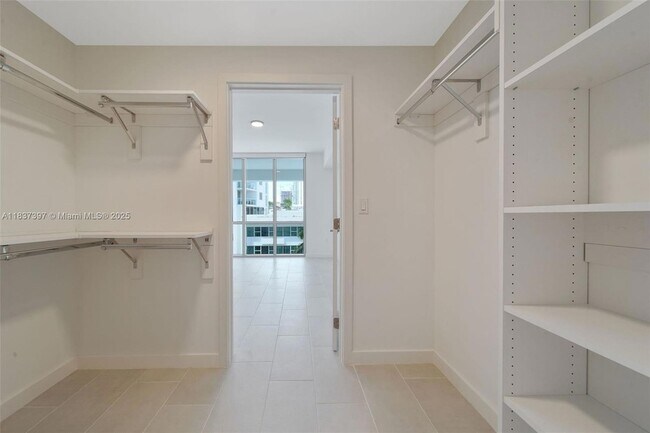 Building Photo - 2150 N Bayshore Dr
