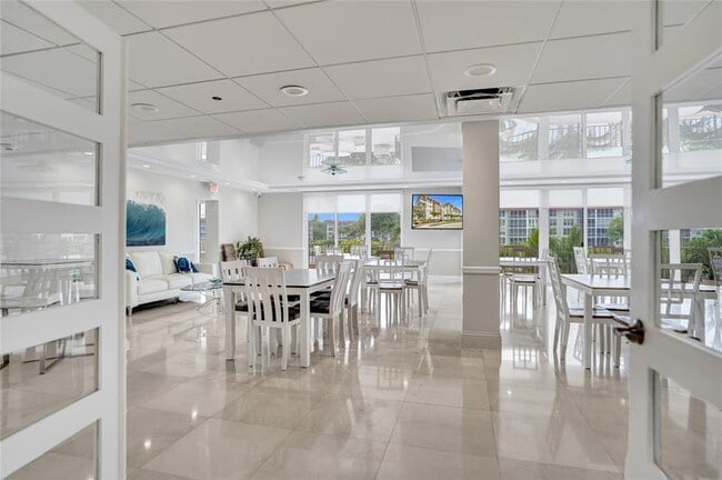 Building Photo - 1150 Hillsboro Mile