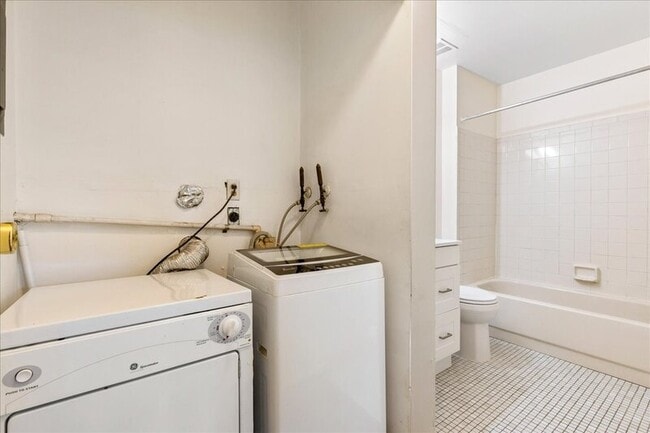 Building Photo - 13 Hamlet Ct