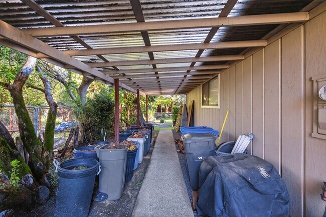 Building Photo - Charming 3-Bed / 2-Bath Retreat on Over an Acre in Sebastopol