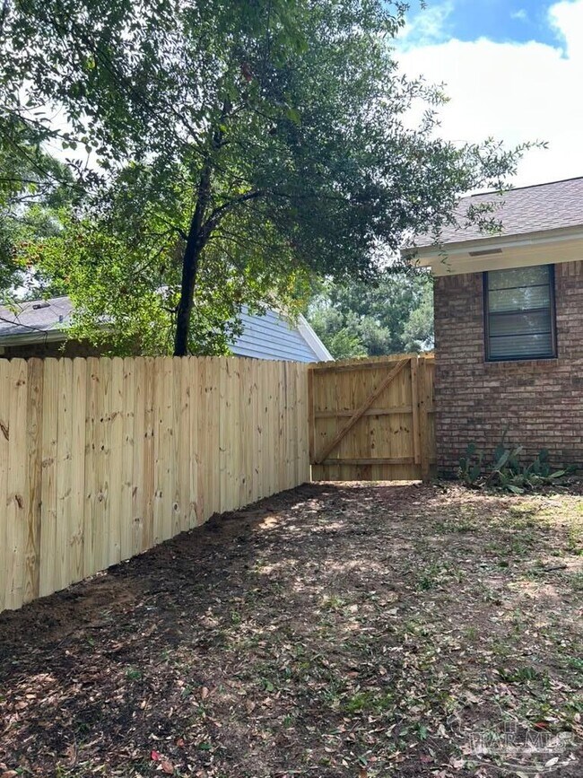 Building Photo - 4615 Gladstone Dr