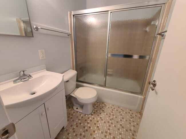 Building Photo - 4 Bedrooms 2.5 Baths, North Columbus