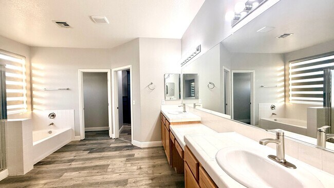 Building Photo - Five bedroom home in Henderson with downstairs bedroom and pool And Spa