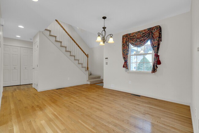 Building Photo - 319 Stearns St