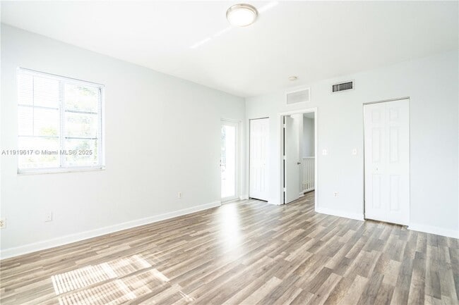 Building Photo - 2180 Bay Dr