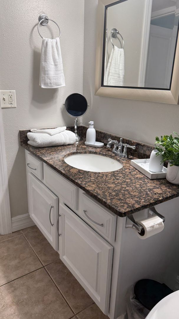 Building Photo - Charming 2/2 Seasonal Rental in Sarasota – Minutes from the Beach! Private Courtyard Included!!