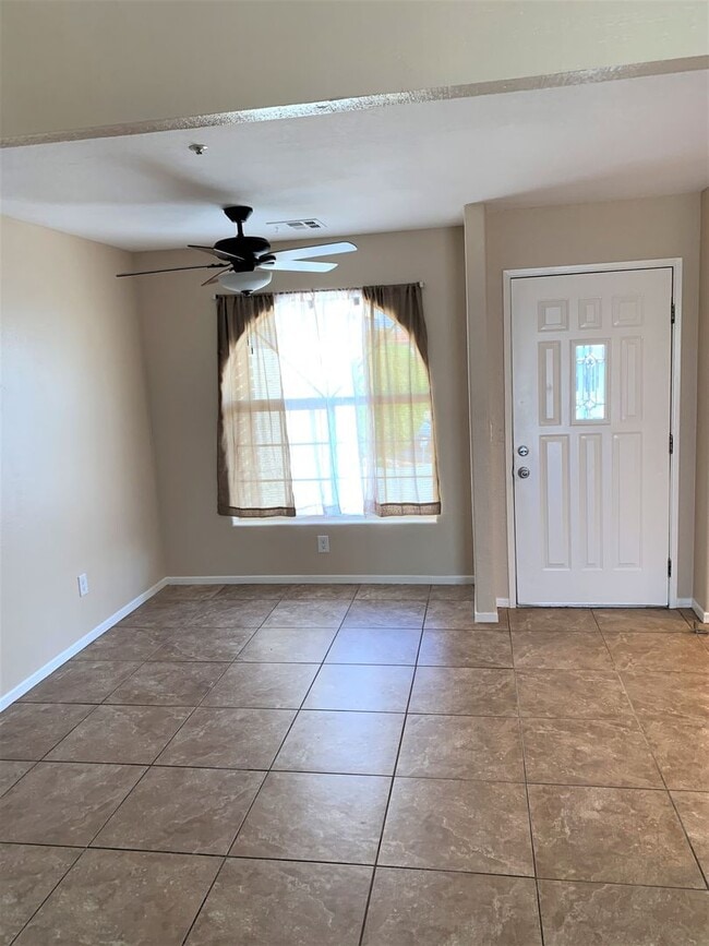 Building Photo - Clean 3 Bedroom 2 Bath