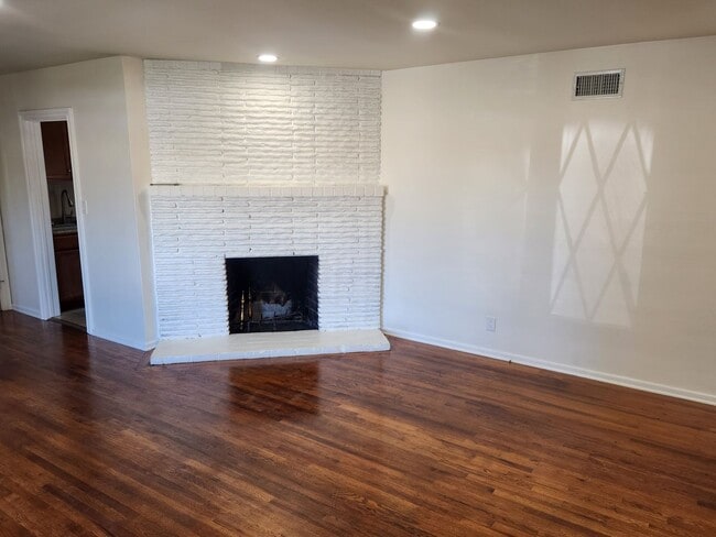 Building Photo - Sherman Oaks Traditional