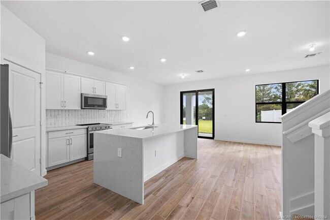 Building Photo - 2048 NE Ocean Dunes Dr