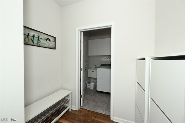 Building Photo - 4816 Lake View Dr