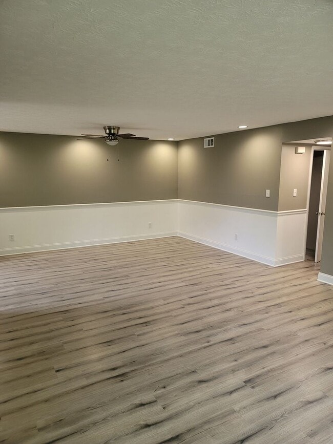 Building Photo - RENOVATED 2 BDRM, 2 BATH UPSTAIRS CONDO.  ...