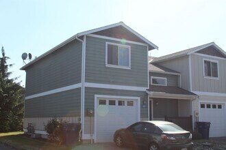Building Photo - 3 Bedroom 2.5 Townhome