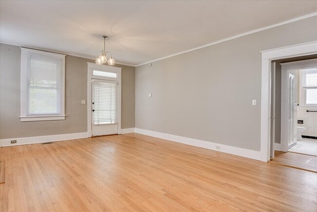 Building Photo - 933 Russell St