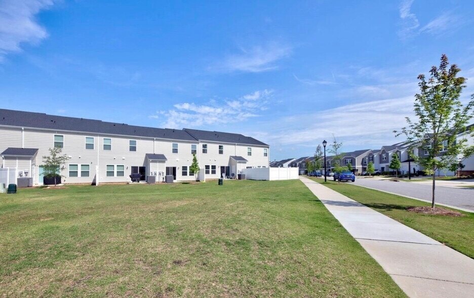 Building Photo - 1652 Village Grove Ln