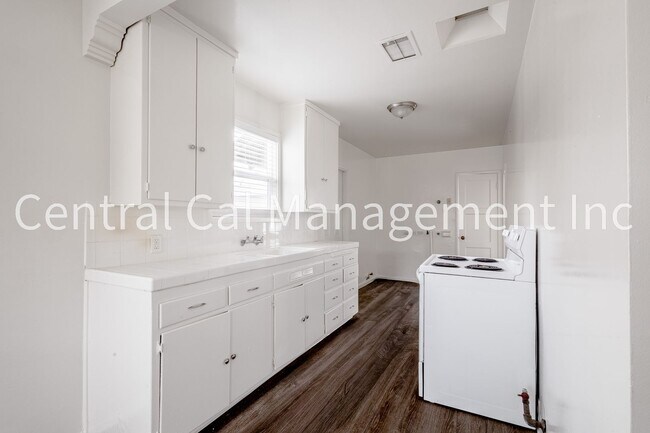 Building Photo - 343-345 E Marengo Ave