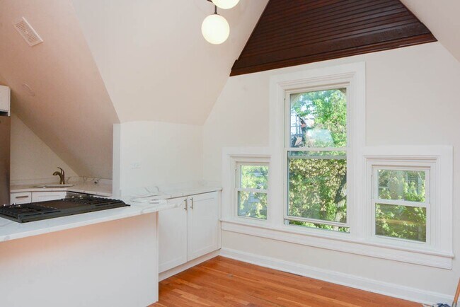 Building Photo - 1111 W Roscoe St