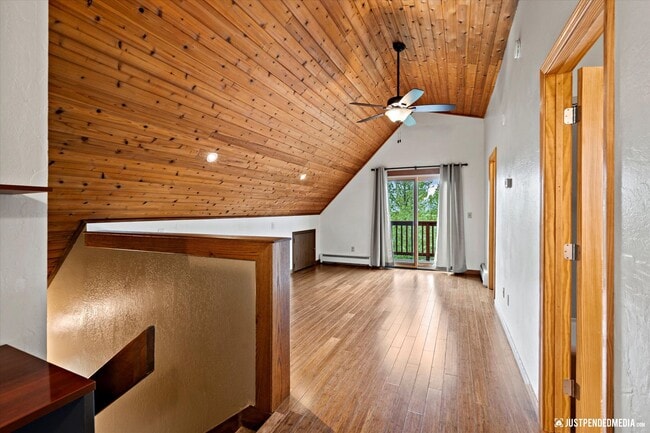 Building Photo - Hillside Retreat