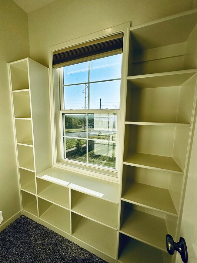 Building Photo - {1095} Modern Townhome Available Immediate...