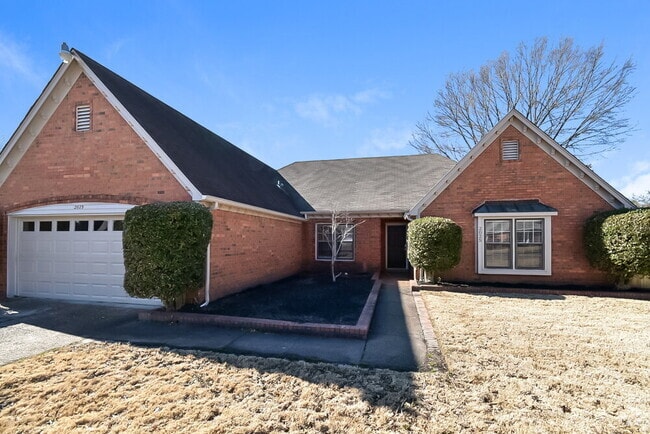 Building Photo - 2025 Westbriar Dr