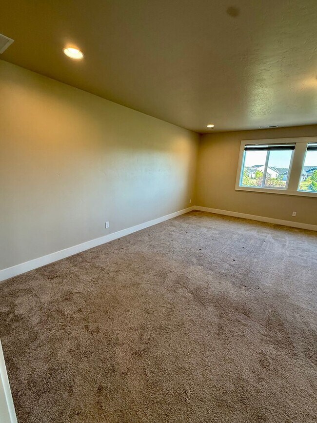 Building Photo - Welcome to this stunning 5-bedroom, 3.5-ba...