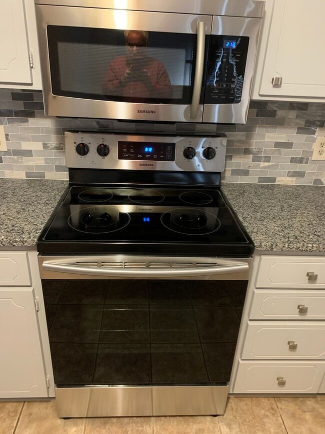 Building Photo - Lovely 3BR home in Raintree with fenced in...