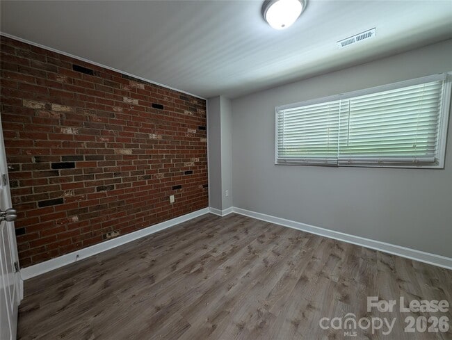 Building Photo - 1215 Green Oaks Ln