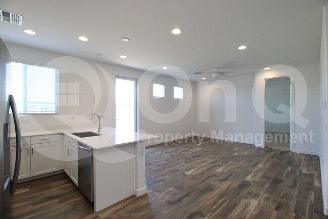 Building Photo - 3303 S Piedra Cir