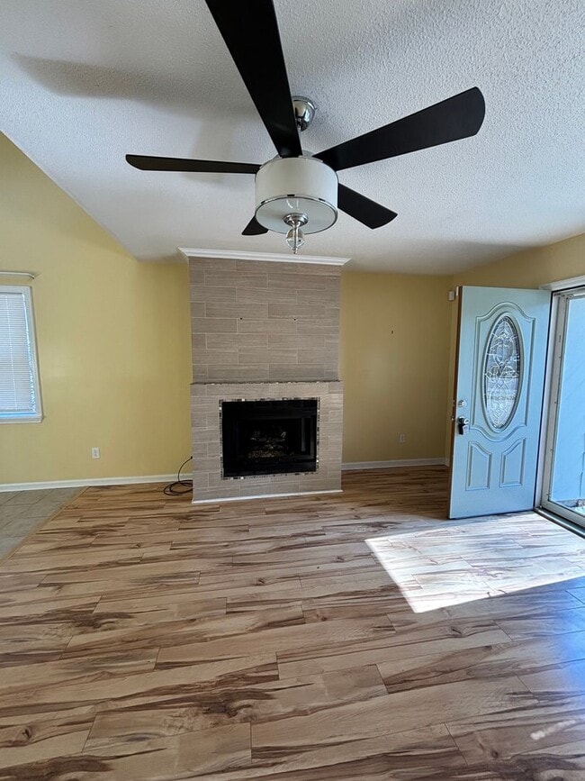 Building Photo - FOR RENT