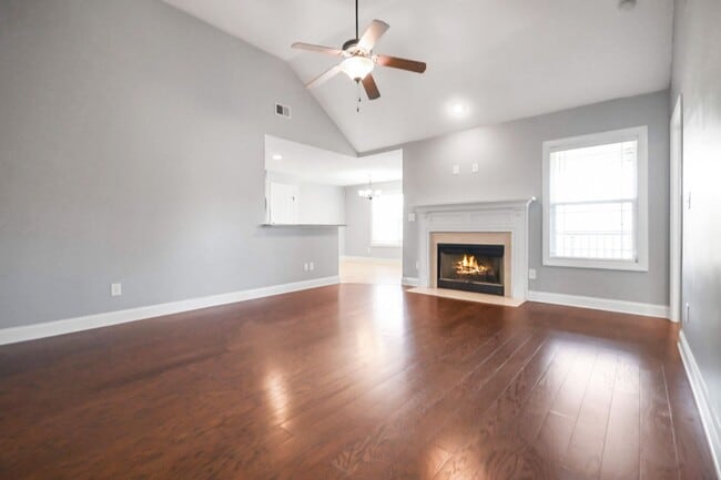 Building Photo - Pet Friendly Three Bedroom!