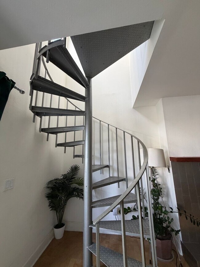 Building Photo - Hollywood Luxury 2 Bed Condo!