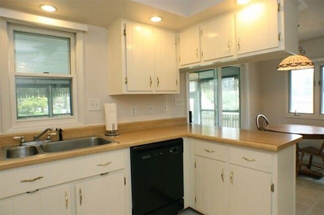 Building Photo - Corner Lot Charm: Spacious 3-Bed Home with Fireplace and Prime Location