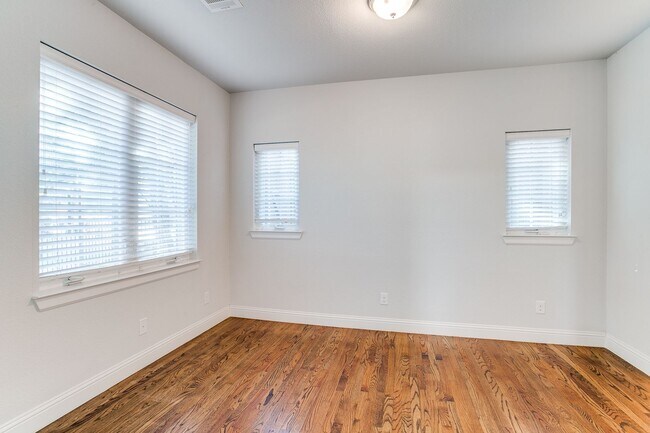 Building Photo - Exclusive Oak Lawn Townhome with Stunning ...