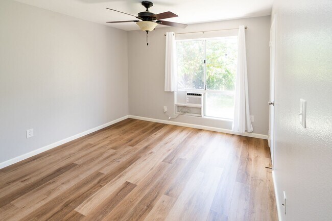 Building Photo - 2-Bedroom, 2-Bathroom Home in Waipahu – 2 Parking Stalls & Private Backyard